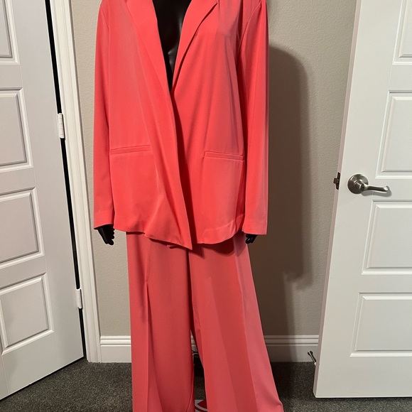 Chic Women's Coral Blazer and Pantsuit - Picture 2 of 4
